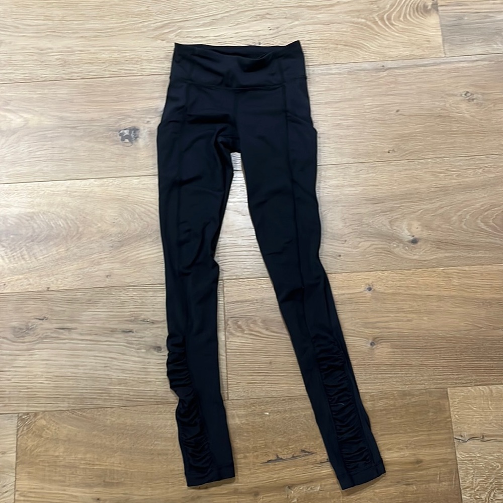 LULULEMON Black Leggings With Pockets and Textured Calf Detail